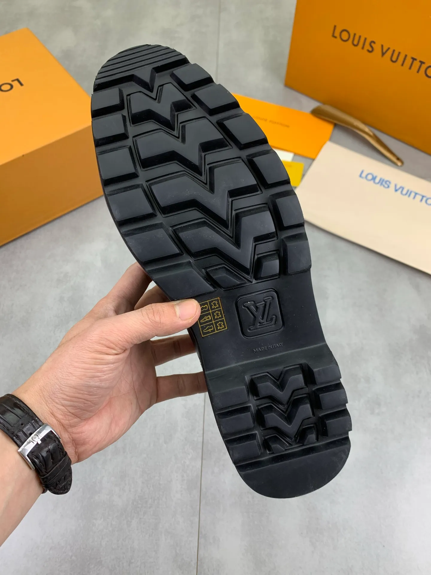 Factory price P820 💎💎💎Top version LOUIS VUITTON [Louis Vuitton] - LV men's business casual leather shoes, luxurious and noble 👞All imported original cowhide, just to create a more comfortable wearing experience, upper: original high-end calfskin➕Imported soft cowhide lining, original lightweight foam outsole✔️Color: 3️⃣colors available Size: 39-44 (38.45 46 can be customized (non-returnable)